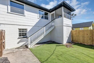 Building Photo - 2027 30th Ave N