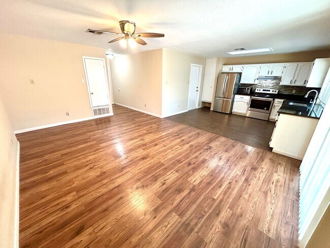 Building Photo - AVAILABLE NOW! 3 Bedroom / 2 Bath Home Nea...