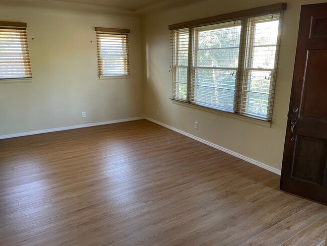 Gran iluminación, persianas de madera. - 9064 Mission Dr