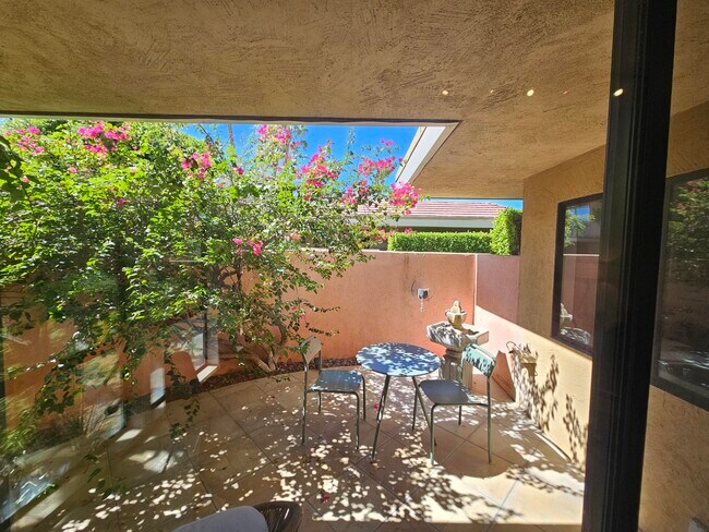 Foto del edificio - 2501 N Indian Canyon Dr