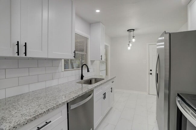 Building Photo - 1009 15th Ave N