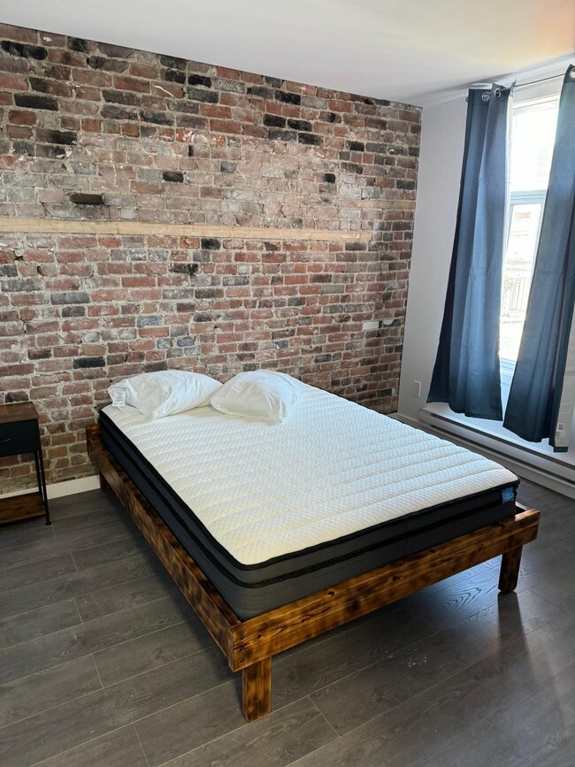 Building Photo - 4827 Rue Saint-Urbain