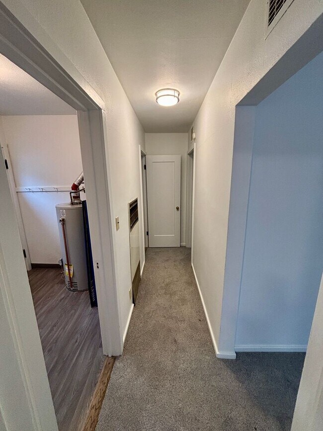 Foto del edificio - 828 1/2-615 1/2 Miles Ave