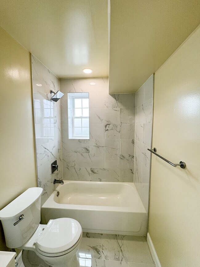 Foto del edificio - 921 52nd St NE