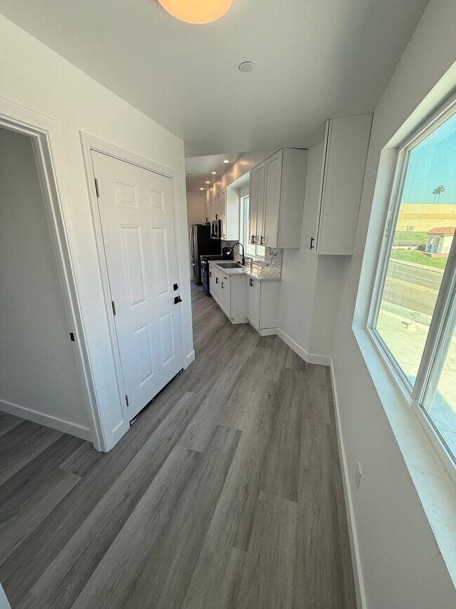 Foto del edificio - College Ave Triplex