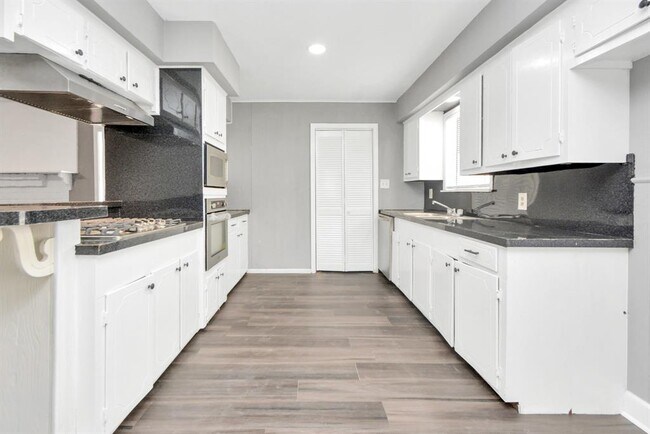 Building Photo - 2017 Wilburforce St