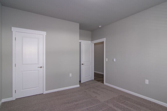 Building Photo - 2 Bed 2 Bath Single level home in Gated pr...