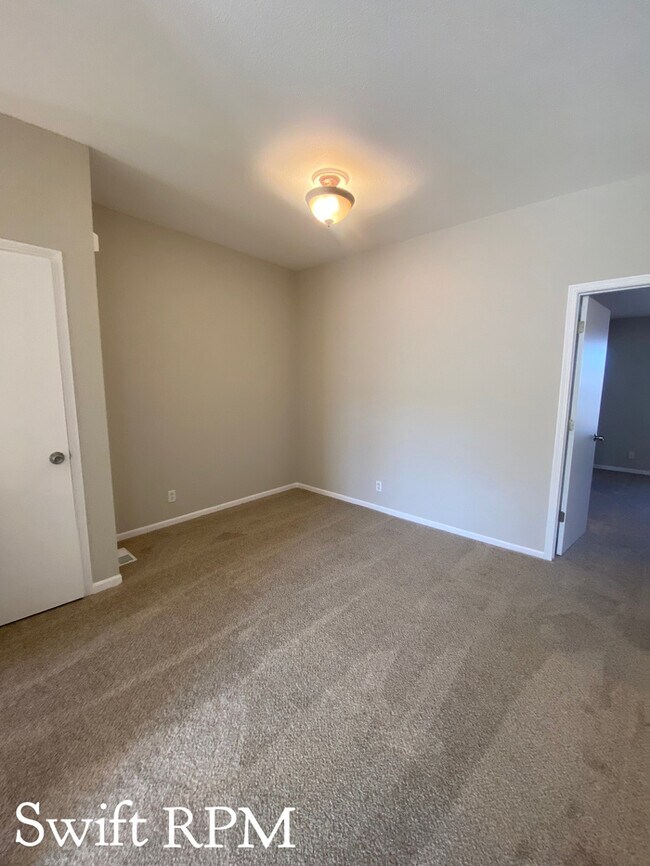 Building Photo - 1251 N Mart-way Dr