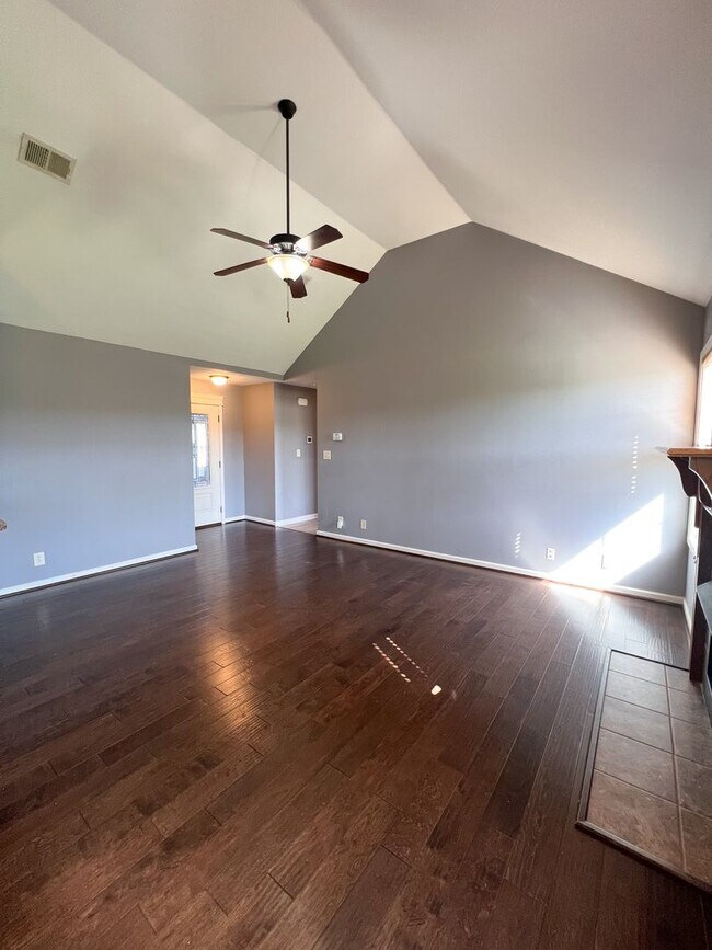 Foto del edificio - Gorgeous Single-Family--Fenced Backyard and Bonus Room!