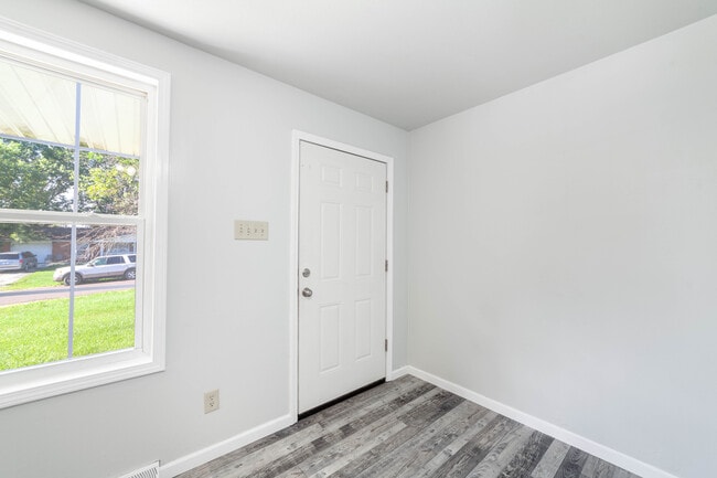 Building Photo - 2501 E Oakbrook Dr