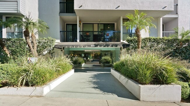 Building Photo - 906 N Doheny Dr