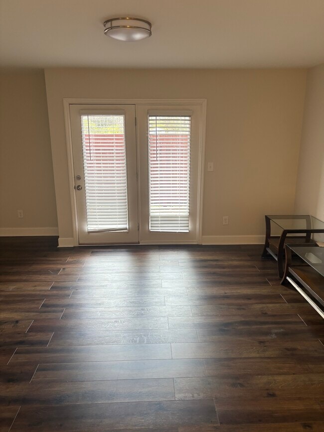 Building Photo - 515 Basswood Ave