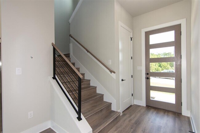 Foto del edificio - 2804 Lawrence Dr