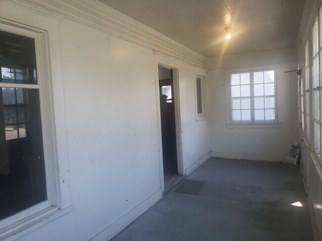 Foto del edificio - Remodeled 6 Bedroom, 2 Bath House just blocks from downtown Iowa City