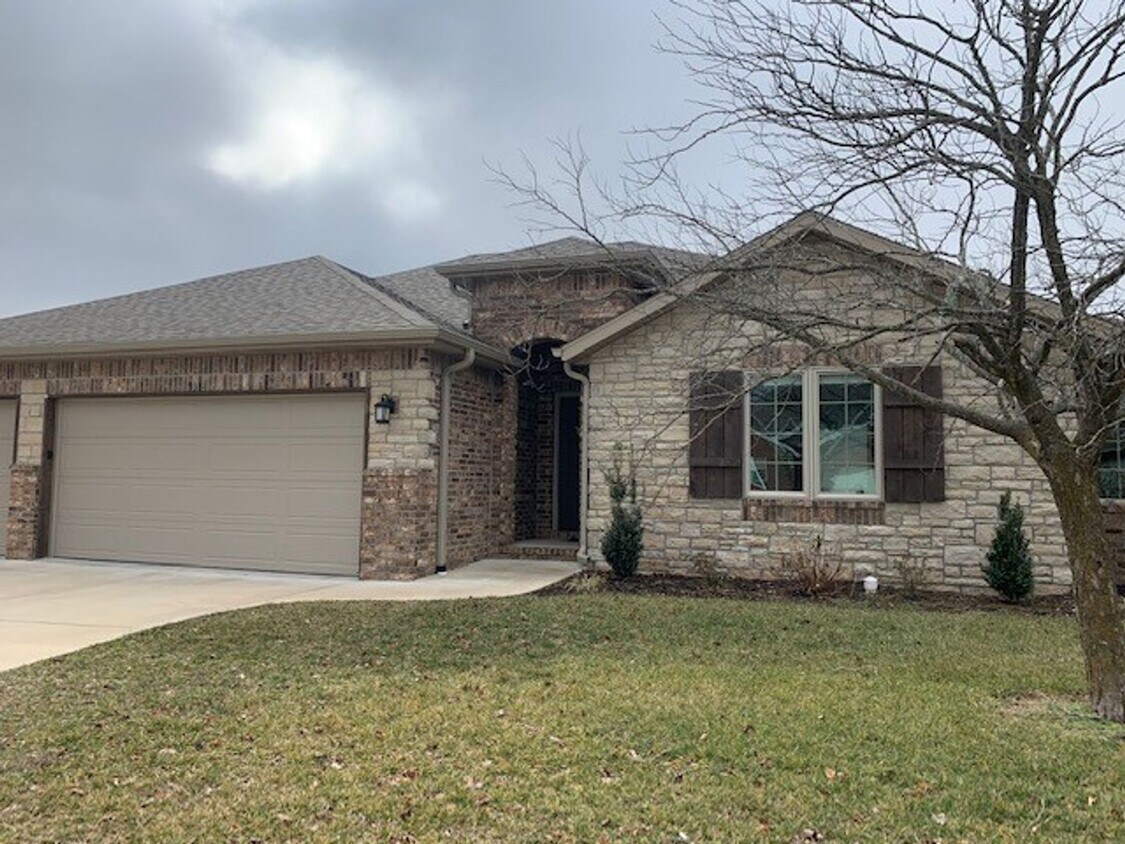 Primary Photo - Beautiful Open Layout 3 Bedroom 2 Bath 3 Car Garage NIXA