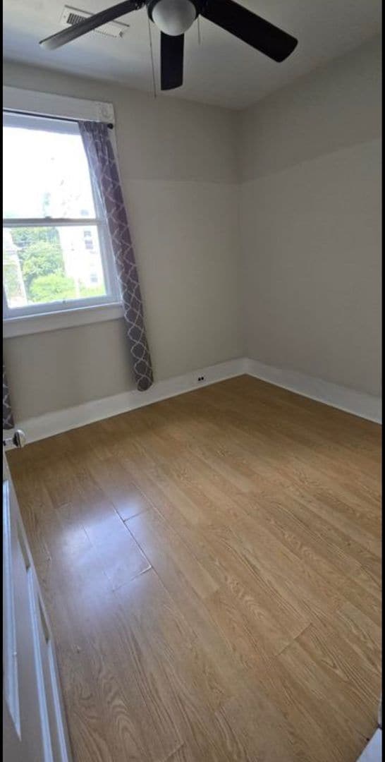 Building Photo - 3 Bedroom || 1 Bathroom Upstairs Duplex Unit