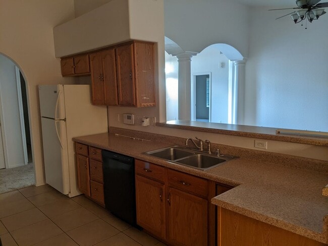 Building Photo - SPACIOUS 4 BED, 2 BATH HOME LOCATED NEAR B...