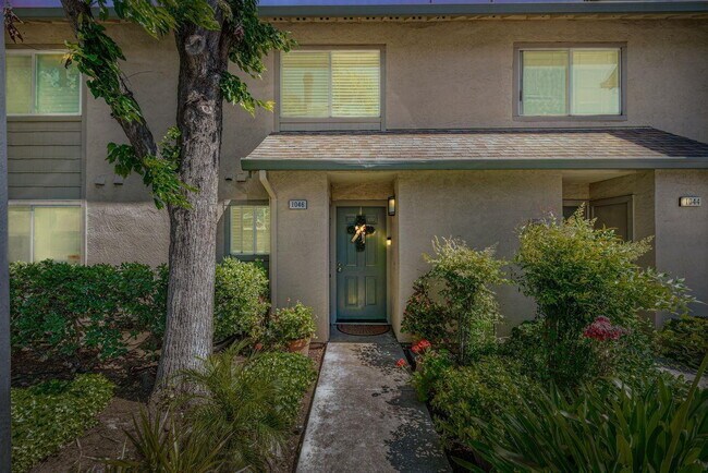 Foto del edificio - "Luxury Waterfront Living: Spacious 1-Bedroom Furnished Apartment with Hardwood Floors in San Jose"