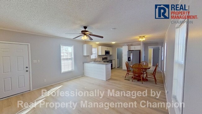 Building Photo - 2 BD/2 BA Home w/Open Main Living Area and Split Bedrooms