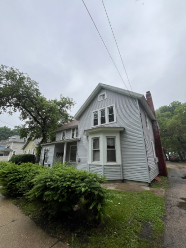 34 S Porter St Unit 2, Elgin, IL 60120 Room for Rent in Elgin, IL