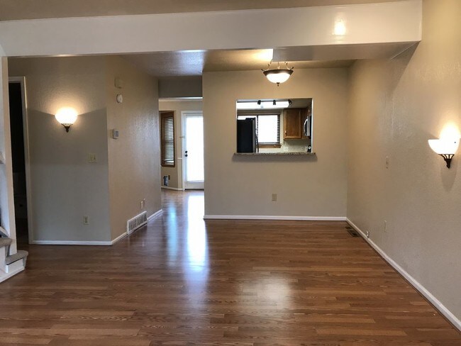 Building Photo - 2229 Ranch Dr
