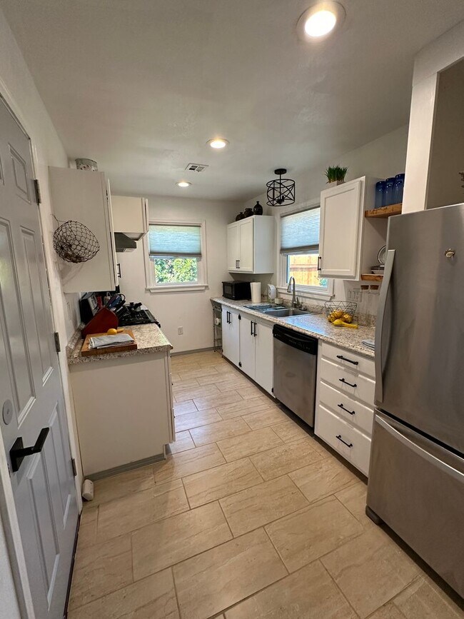 Building Photo - Great Home Available now Fully Furnished o...