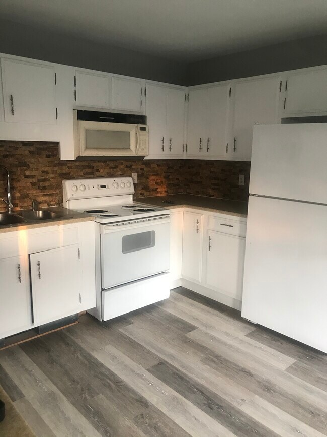 Building Photo - 3878 Raymond Dr