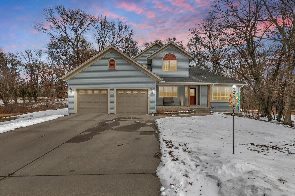 Foto principal - 516 4th Ave NE