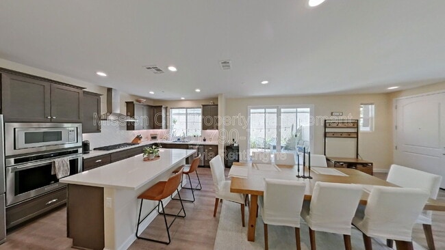 Building Photo - 6620 Calle Koral