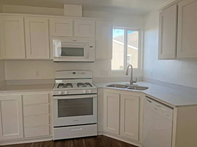 Building Photo - 21100 State St