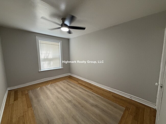 Building Photo - 6304 N Oakley Ave