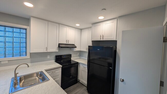 Cocina - 2378 E 15th Ave