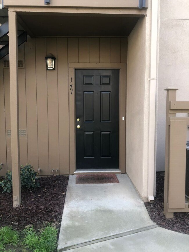 Building Photo - LABOR DAY SPECIAL - 2 WEEKS FREE RENT!! Da...