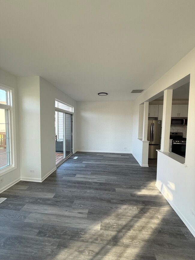 Building Photo - 921 Mesa Dr