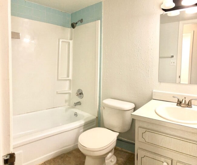 Building Photo - 3323 N Westmoreland Dr
