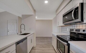 Building Photo - 8101 W Flamingo Rd