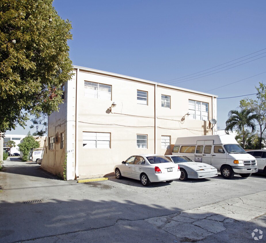 Foto del edificio - 5831 SW 8th St