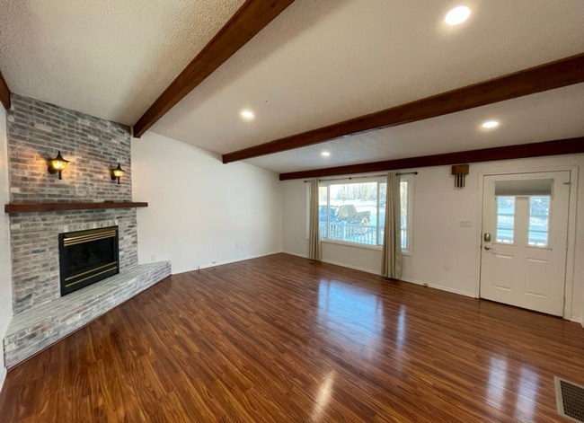 Building Photo - Well cared for 3 bedroom/ 2 bathroom Ranch...
