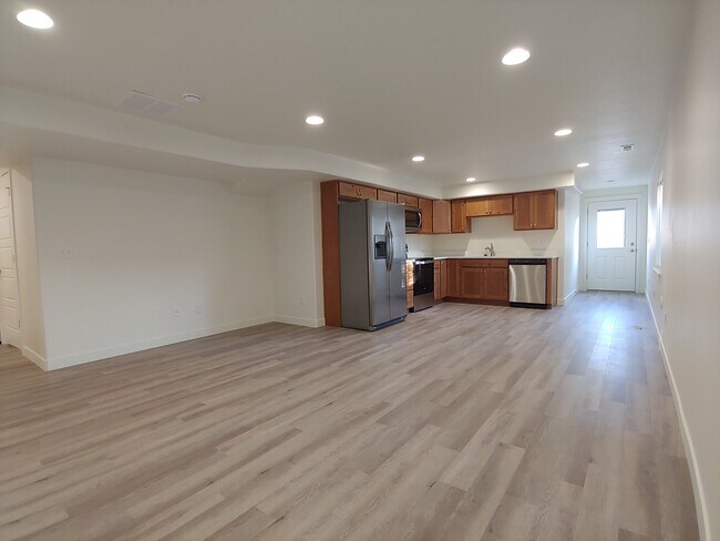 Building Photo - 591 S Emerald Ln