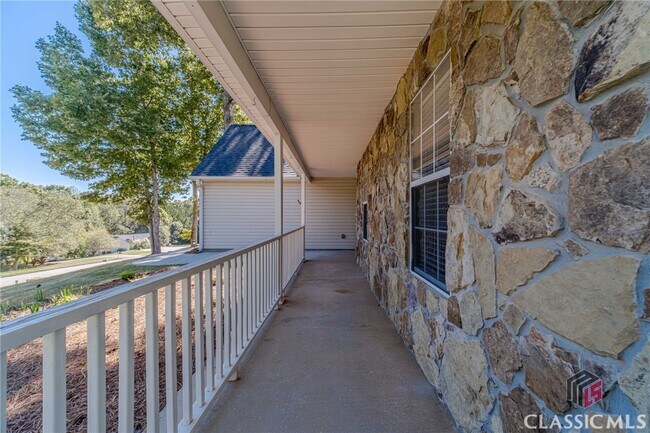 Building Photo - 701 Woodland Ridge Dr