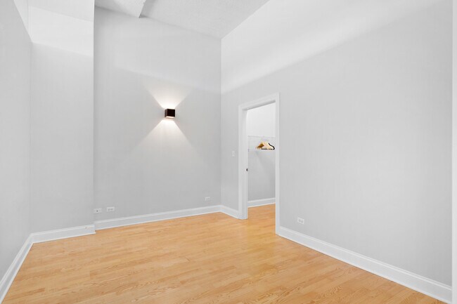 Building Photo - 4131 W Belmont Ave