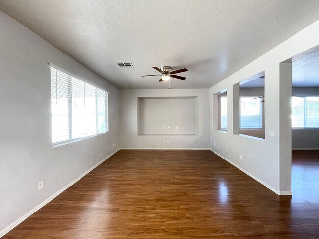 Foto del edificio - Beautiful 2 story 3 car garage single fami...