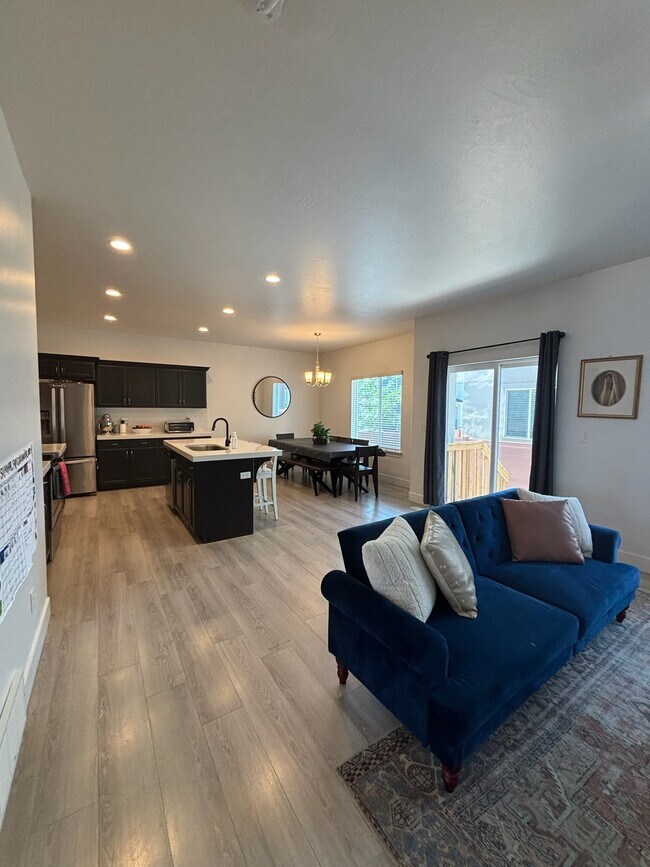 Main Floor - 421 E 280 N