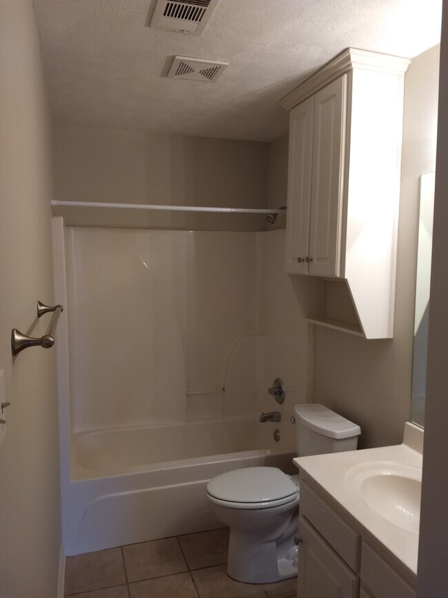 Foto del edificio - 18 Meadow Cir