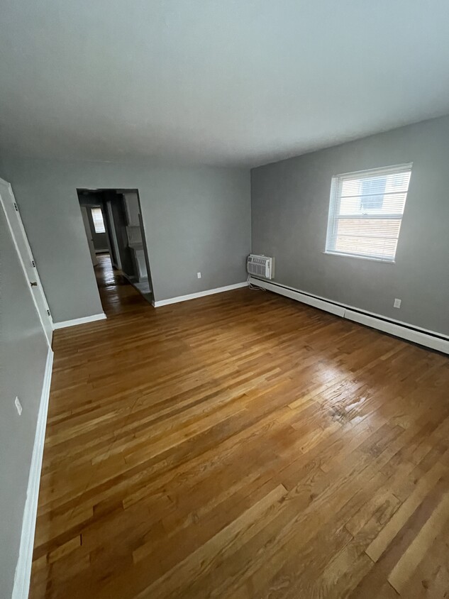 Living room - 100 Clinton Springs Ave