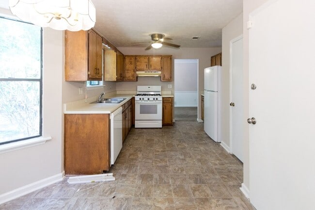 Building Photo - COMING SOON - 3 Bedroom 2 Bathroom Ranch