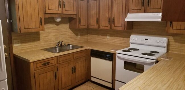 Building Photo - 2 BD, 1 BA, Triplex in Jacksonville