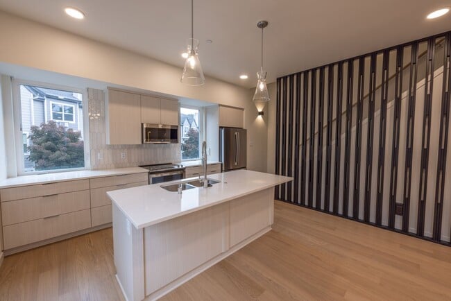 Building Photo - Riverside Townhomes - Waterfront Living in Vancouver