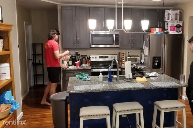 Foto del edificio - 6 br, 2 bath House - 918 SW 8th Ln