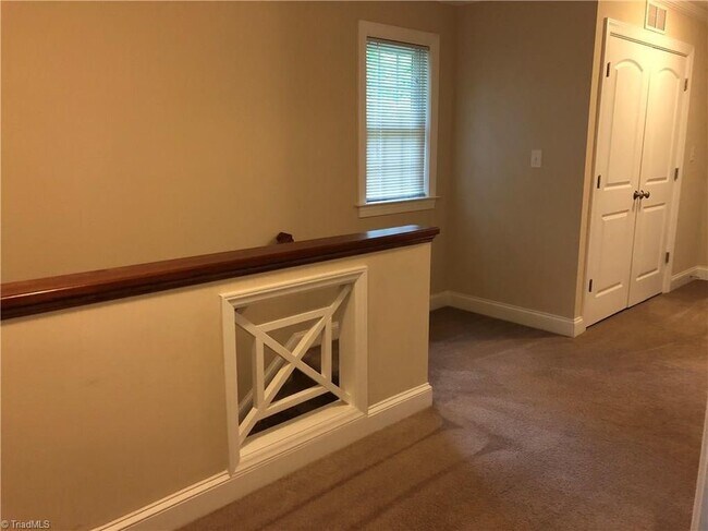 Foto del edificio - Friendly Ave. brick townhome
